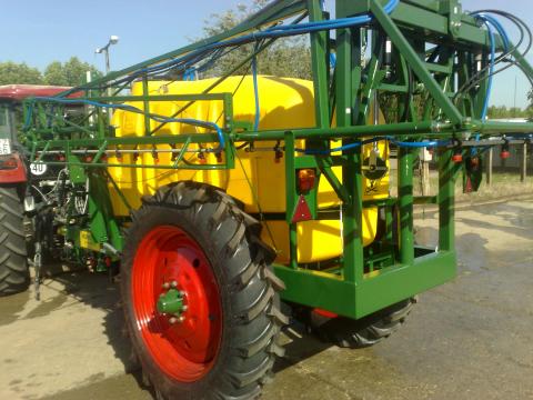 Huniper vontatott szántóföldi permetezők Előrendelési Akcióban Eladók