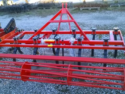 Rugós kultivátor törőhengerrel Rugós kultivátor törőhengerrel