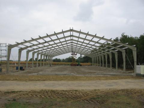 Lovarda-Gabonatároló 20 x 48 x 5m Új Öntartós Acélcsarnok Vázszerkezet Lovarda-Gabonatároló 20 x 48 x 5m Új Öntartós Acélcsarnok Vázszerkezet