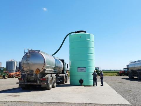 22 000 literes állóhengeres polietilén műanyag tartály – Kingspan AgriMaster Nitrosol / Fertisol folyékony műtrágya tároló eladó – több darab