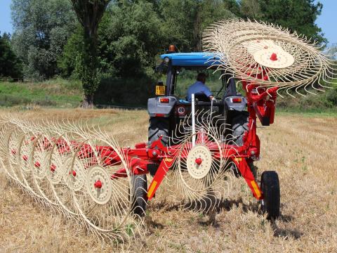 V csillagkerekes rendsodró ENOROSSI BATRAKE 5-7, 4m 10% Önerővel elvihető készletről V csillagkerekes rendsodró ENOROSSI BATRAKE 5-7, 4m 10% Önerővel elvihető készletről