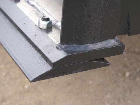 Vágóélek egy és kétélű kivitelben 500HB keménységgel Vágóélek egy és kétélű kivitelben 500HB keménységgel