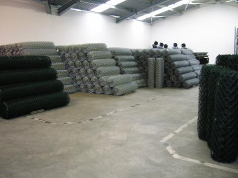 Drótfonatok, vadhálók, betonoszlopok, táblás kerítések Drótfonatok, vadhálók, betonoszlopok, táblás kerítések