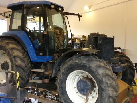 New Holland 8970A és 8970 240Le BONTOTT ALKATRÉSZ New Holland 8970A és 8970 240Le BONTOTT ALKATRÉSZ