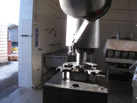 Csavaros kupakzárógép Csavaros kupakzárógép