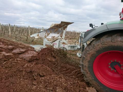 Mélyszántást (forgatást) vállalok Mélyszántást (forgatást) vállalok
