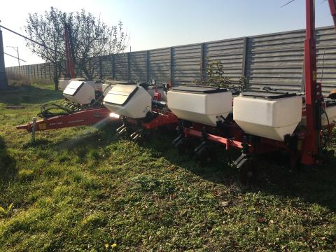 Massey Ferguson 555 TSB típusú szemenkénti vetőgép