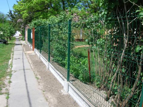 Táblás kerítések, hegesztett kerítések, drótfonatok, betonoszlopok Táblás kerítések, hegesztett kerítések, drótfonatok, betonoszlopok