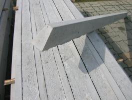 Betonoszlop erős és könnyített kivitelben, drótfonatok kerítéshez