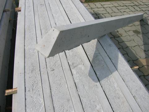 Betonoszlop erős és könnyített kivitelben és drótfonatok Betonoszlop erős és könnyített kivitelben és drótfonatok