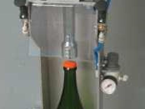 Félautomata kupakoló - koronazáró gép Félautomata kupakoló - koronazáró gép