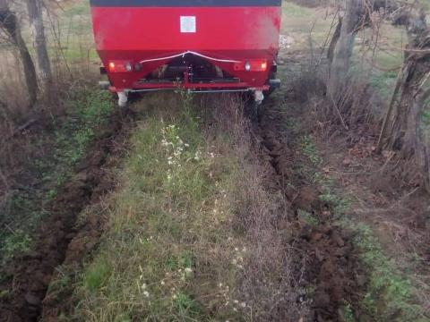Mélyműtrágyázó, pellet szóró, mély műtrágyaszóró spárgába, szőlőbe Mélyműtrágyázó, pellet szóró, mély műtrágyaszóró spárgába, szőlőbe