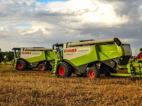 Béraratás Claas Lexionnal, John Deerral, szállítás és béraratás Béraratás Claas Lexionnal, John Deerral, szállítás és béraratás