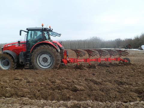 Pöttinger Servo45S, 5/4-es váltvaforgó eke Pöttinger Servo45S, 5/4-es váltvaforgó eke