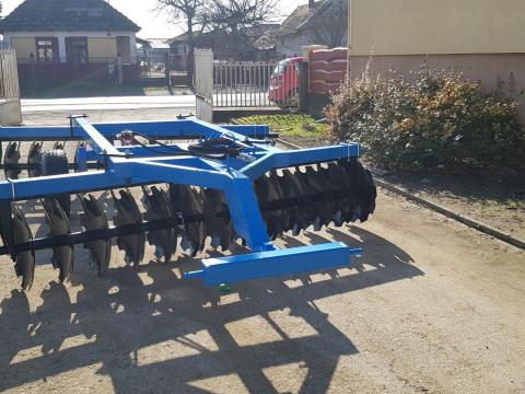 Vontatott tárcsa 2,8 és 3,2 méteres 56 cm lapokkal Vontatott tárcsa 2,8 és 3,2 méteres 56 cm lapokkal