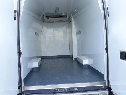 Hivatalosan hűtőberendezéssel szerelve, felújított Carrier hűtőgéppel Hivatalosan hűtőberendezéssel szerelve, felújított Carrier hűtőgéppel