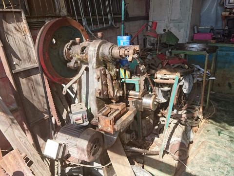 Szalagfürészlap készitő gép Szalagfürészlap készitő gép