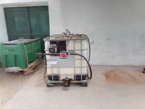 1000 l-es IBC üzemanyag tartály kimérőórával és gázolaj szőrővel 1000 l-es IBC üzemanyag tartály kimérőórával és gázolaj szőrővel