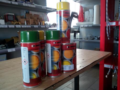 John Deere zöld és sárga festék spray és 1 literes kiszerelésben John Deere zöld és sárga festék spray és 1 literes kiszerelésben