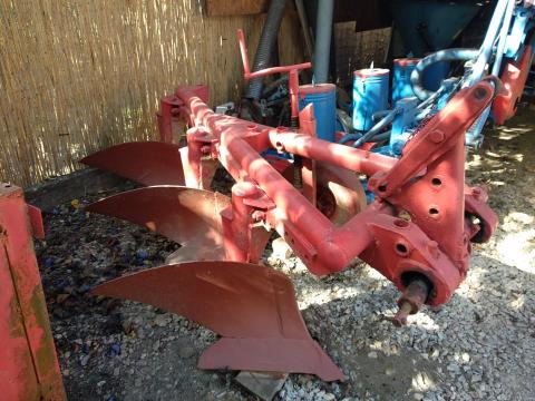 Háromfejes csővázas jó állapotú eke eladó Háromfejes csővázas jó állapotú eke eladó