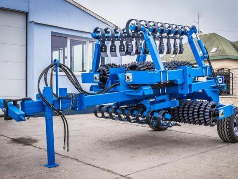 Prizmacsúcsos henger 5,6 méteres munkaszélességgel, hidraulikus simítóval – magyar gyártás, ingyenes szállítással Prizmacsúcsos henger 5,6 méteres munkaszélességgel, hidraulikus simítóval – magyar gyártás, ingyenes szállítással