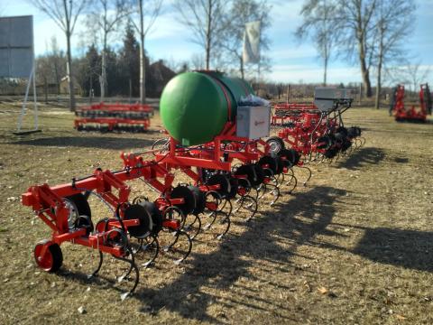 Sasform SUK-6F sorközművelő kultivátor 660 literes folyékony műtrágyaszóróval Sasform SUK-6F sorközművelő kultivátor 660 literes folyékony műtrágyaszóróval