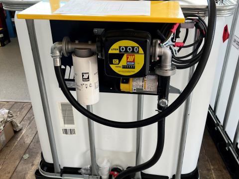 1000 literes IBC tartály Meclube 12 V-os gázolajkimérő egységgel 1000 literes IBC tartály Meclube 12 V-os gázolajkimérő egységgel