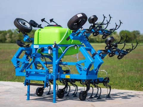 Kultivátor,  folyékony műtrágya kijuttatóval Kultivátor,  folyékony műtrágya kijuttatóval