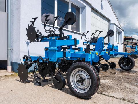 Hat soros, sorvédős kultivátor közvetlenül a gyártótól Hat soros, sorvédős kultivátor közvetlenül a gyártótól