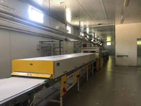 Hűtőszalag mártógéppel Hűtőszalag mártógéppel