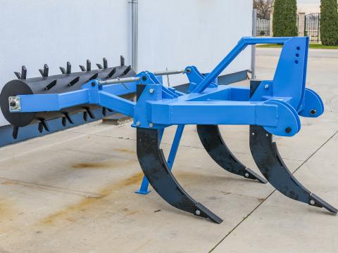 Talajlazító 3 késes, tüskés rögtörővel Talajlazító 3 késes, tüskés rögtörővel