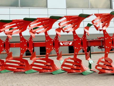 Agro-masz PO-4+1 fejes váltva forgatós eke AKCIÓBAN Agro-masz PO-4+1 fejes váltva forgatós eke AKCIÓBAN
