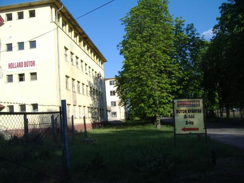 Kecskemét mellett 4 szintes épület téglacsarnokkal,  parkolóval. ÁFA mentes. 300 M Ft