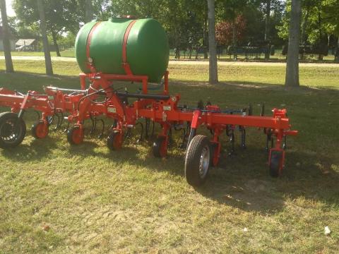 SUK-6F kultivátor folyékony műtrágya kijuttatóval SUK-6F kultivátor folyékony műtrágya kijuttatóval