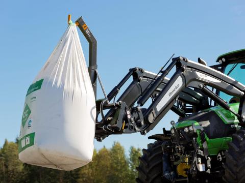 QUICKE – Anyagmozgatás munkaeszközök traktorra szerelt homlokrakodókhoz QUICKE – Anyagmozgatás munkaeszközök traktorra szerelt homlokrakodókhoz