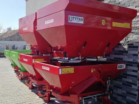 Strumyk műtrágyaszóró,  2 tárcsás,  hidraulikus,  nyitott,  600 l Strumyk műtrágyaszóró,  2 tárcsás,  hidraulikus,  nyitott,  600 l