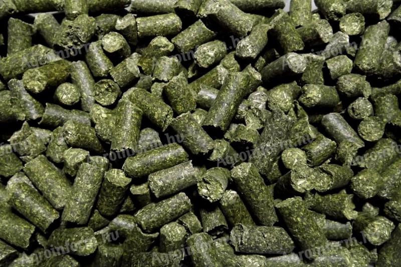 BIOKONTROLL ökológiai LUCERNA pellet nagy mennyiségben,  fehérje: 28,70 g/100 g,  1000 tonna