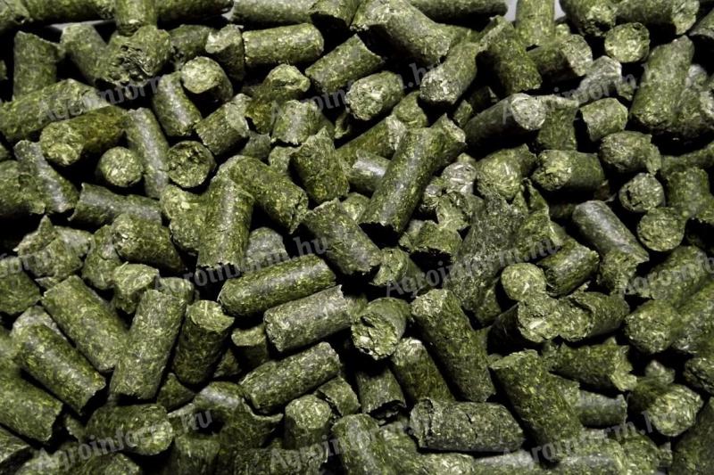 BIOKONTROLL ökológiai LUCERNA pellet nagy mennyiségben,  fehérje: 31,1 g/100 g,  1000 tonna