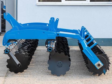 Rövidtárcsa, függesztett (4 m), packer hengerrel