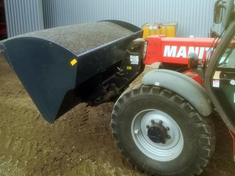 Blackbull JCB, Manitou, Bobcat, Scorpion – Új teleszkópos gabonakanál 2,5 m³