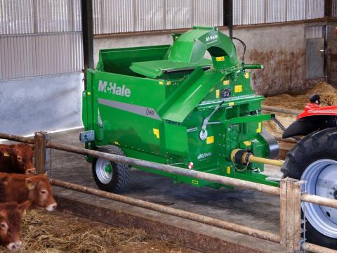 McHale C460 vontatott bálabontó-kiosztó McHale C460 vontatott bálabontó-kiosztó