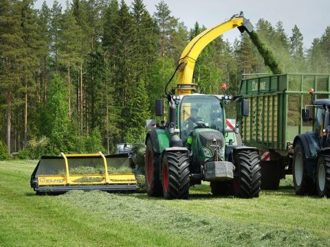 ELHO Cobra 7710 vontatott felszedő-szecskázó gép