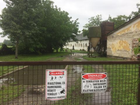 Eladó vagy ipari vagy mezőgazdasági felhasználásra (állattartó telep) Eladó vagy ipari vagy mezőgazdasági felhasználásra (állattartó telep)