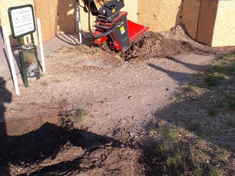 Tuskómarás, gyökérmarás, tuskókiszedés, tuskófúrás, tuskóeltávolítás, facsonkmarás Tuskómarás, gyökérmarás, tuskókiszedés, tuskófúrás, tuskóeltávolítás, facsonkmarás