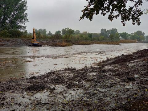 Tó és iszapkotrás