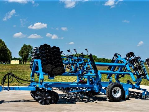 LTK-4, 4 m vontatott, hidraulikusan csukható kompaktor, 2 sor hullámos tárcsalappal LTK-4, 4 m vontatott, hidraulikusan csukható kompaktor, 2 sor hullámos tárcsalappal