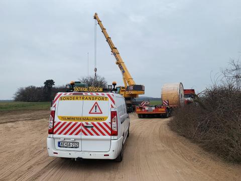 Túlméretes szállítmányok kísérete és motormentés Túlméretes szállítmányok kísérete és motormentés