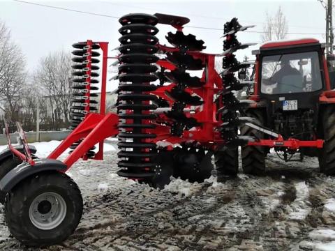 Új AWEMAK OZYRYS BTHV-4, 0 m vontatott rövidtárcsa ékgyűrűs hengerrel AKCIÓBAN Új AWEMAK OZYRYS BTHV-4, 0 m vontatott rövidtárcsa ékgyűrűs hengerrel AKCIÓBAN