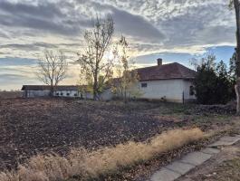Eladó a képen látható tanya és állattartó telep
