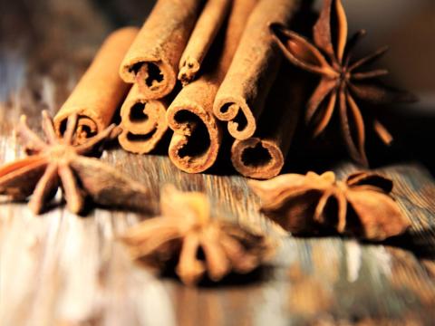 Bérőrlés,  fűszerkeverés,  bércsomagolás,  homogenizálás